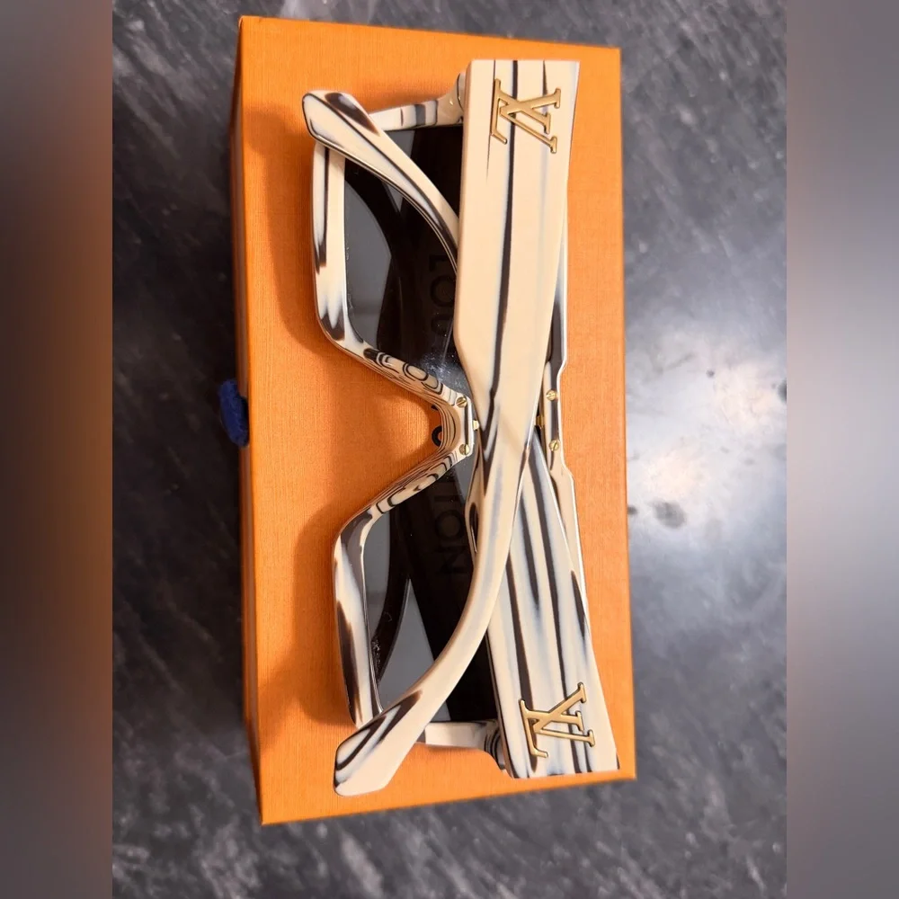 Louis Vuitton cyclone zebra Sunglasses W - Picture 3 of 5